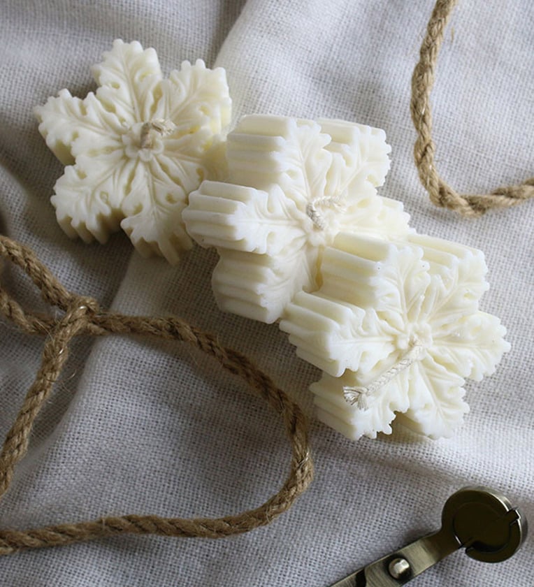 Christmas Snowflake (Set of 3) White Wax Decorative CandlesShare By Aromatic Fables
